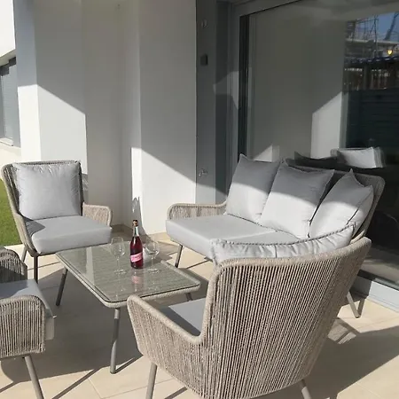 New Luxury Spacious In Vanian Gardens, 4 Bedrooms, 10 Min Walk To The Sea Apartment