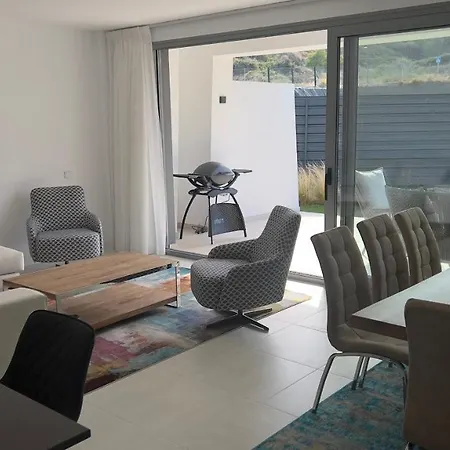 New Luxury Spacious In Vanian Gardens, 4 Bedrooms, 10 Min Walk To The Sea Apartment *