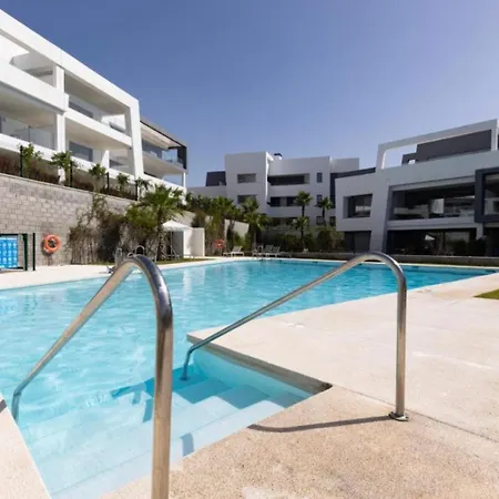 New Luxury Spacious In Vanian Gardens, 4 Bedrooms, 10 Min Walk To The Sea Apartment
