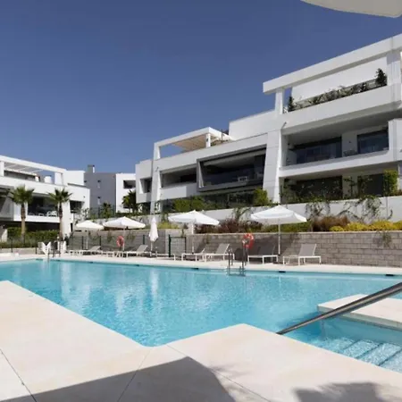 New Luxury Spacious In Vanian Gardens, 4 Bedrooms, 10 Min Walk To The Sea Apartment Estepona