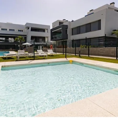 New Luxury Spacious In Vanian Gardens, 4 Bedrooms, 10 Min Walk To The Sea Apartment *