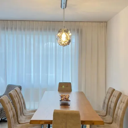 New Luxury Spacious In Vanian Gardens, 4 Bedrooms, 10 Min Walk To The Sea Apartment