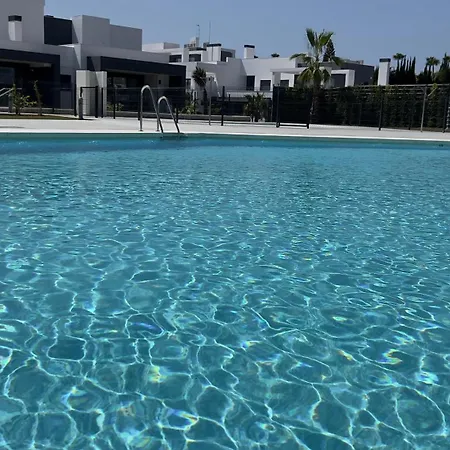 Apartamento New Spacious 4 Bedrooms In 10 Min Walk To The