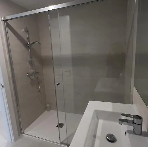 New Spacious 4 Bedrooms In 10 Min Walk To The Apartamento *