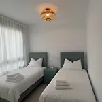 Appartement New Spacious 4 Bedrooms In 10 Min Walk To The Estepona