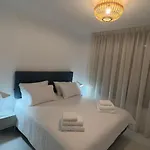 New Spacious 4 Bedrooms In 10 Min Walk To The