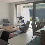 New Spacious 4 Bedrooms In 10 Min Walk To The Apartment *