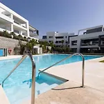 New Spacious 4 Bedrooms In 10 Min Walk To The Appartement