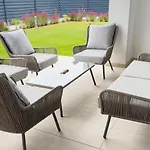 New Spacious 4 Bedrooms In 10 Min Walk To The Appartement *