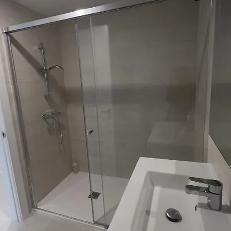 New Spacious 4 Bedrooms In 10 Min Walk To The Lejlighed *