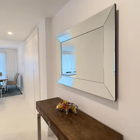 New Spacious 4 Bedrooms In 10 Min Walk To The Apartment