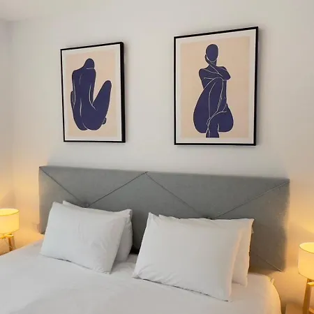 Apartment New Spacious 4 Bedrooms In 10 Min Walk To The *