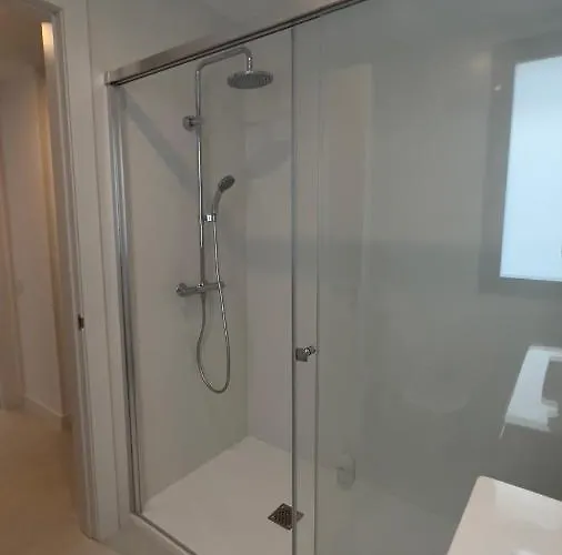 New Spacious 4 Bedrooms In 10 Min Walk To The 에스테포나