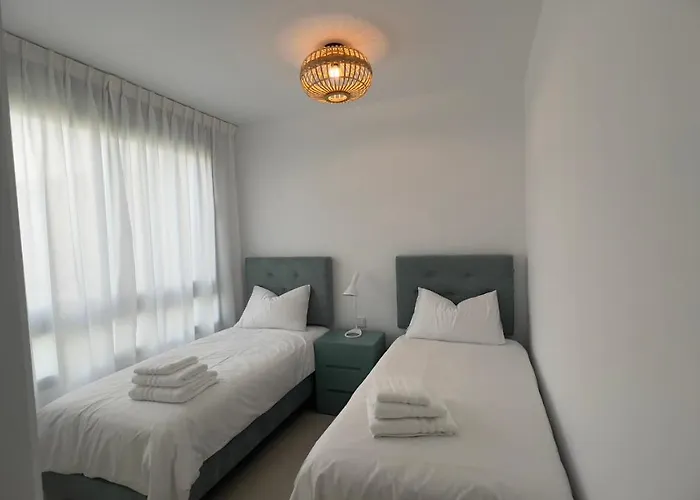 아파트 New Spacious 4 Bedrooms In 10 Min Walk To The 에스테포나