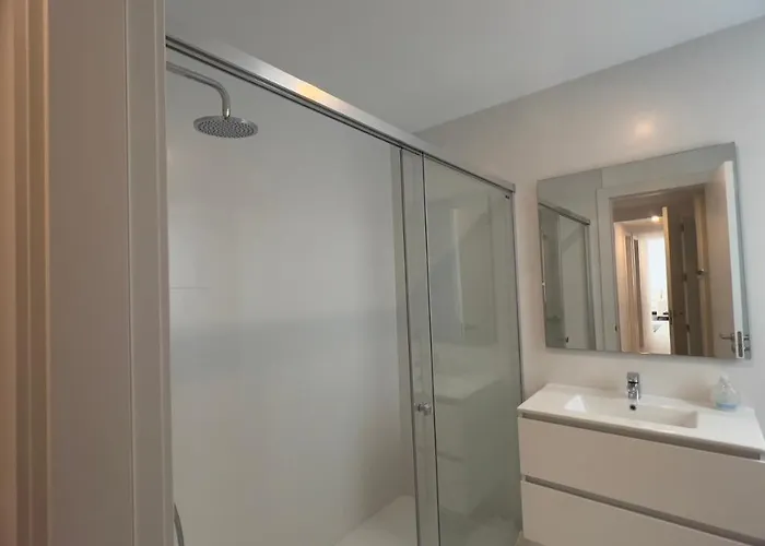 아파트 New Spacious 4 Bedrooms In 10 Min Walk To The