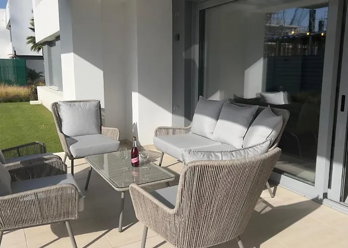 New Spacious 4 Bedrooms In 10 Min Walk To The Apartment