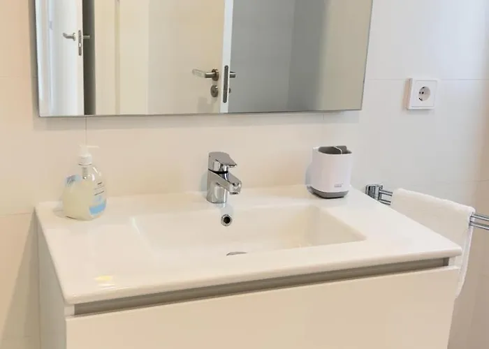 Apartment New Spacious 4 Bedrooms In 10 Min Walk To The