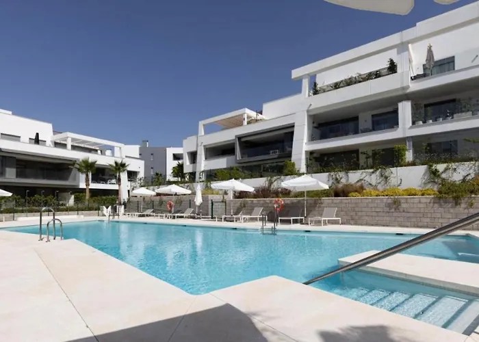 New Spacious 4 Bedrooms In 10 Min Walk To The Apartment Estepona