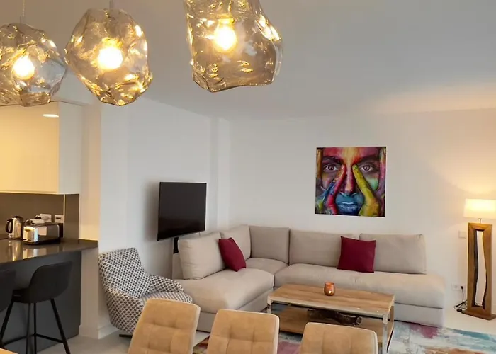 New Spacious 4 Bedrooms In 10 Min Walk To The