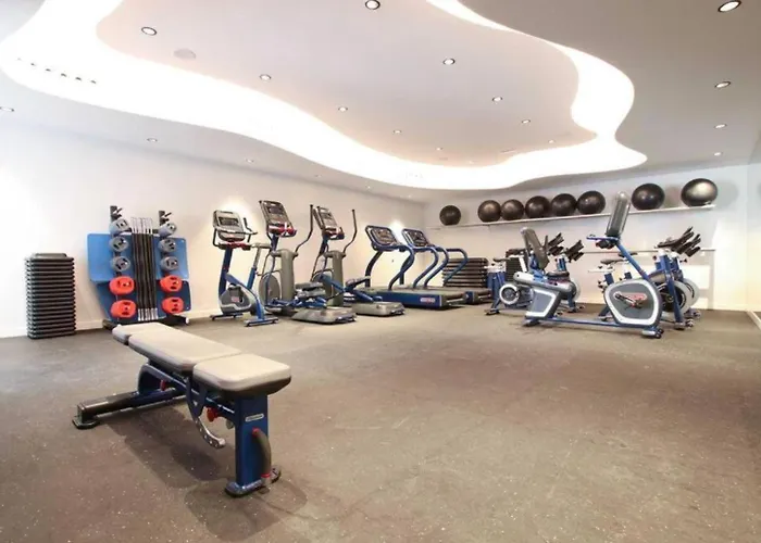 New Spacious 4 Bedrooms In 10 Min Walk To The *