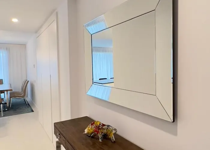 New Spacious 4 Bedrooms In 10 Min Walk To The 아파트