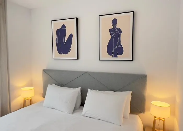 Apartment New Spacious 4 Bedrooms In 10 Min Walk To The *