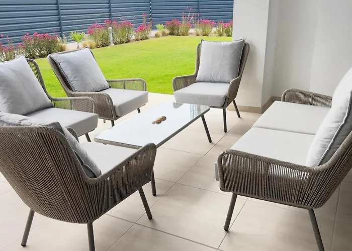 New Spacious 4 Bedrooms In 10 Min Walk To The Apartment *