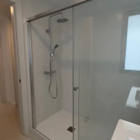 New Spacious 4 Bedrooms In 10 Min Walk To The إِستيبونا