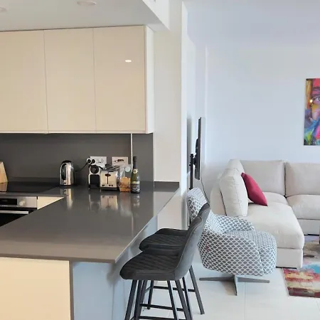 New Spacious 4 Bedrooms In 10 Min Walk To The شقة إِستيبونا
