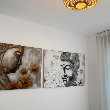 New Spacious 4 Bedrooms In 10 Min Walk To The شقة إِستيبونا