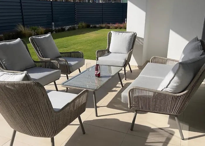 New Spacious 4 Bedrooms In 10 Min Walk To The *