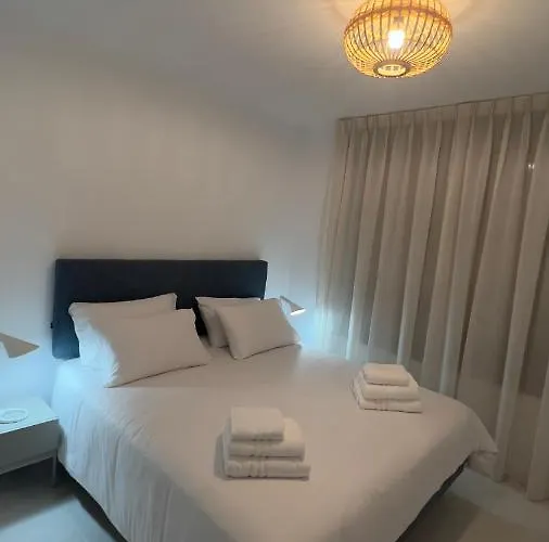 New Spacious 4 Bedrooms In 10 Min Walk To The