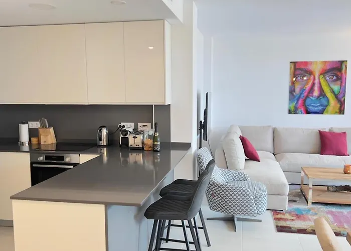 New Spacious 4 Bedrooms In 10 Min Walk To The דירה אסטפונה