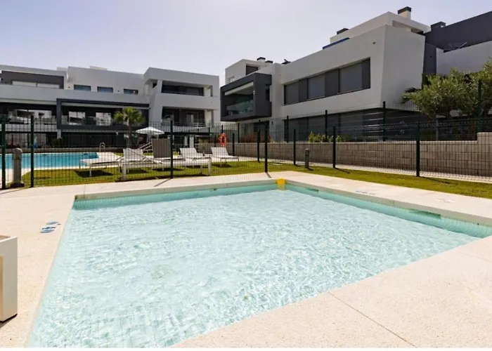 New Spacious 4 Bedrooms In 10 Min Walk To The דירה *