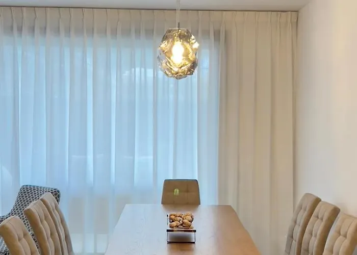 New Spacious 4 Bedrooms In 10 Min Walk To The דירה