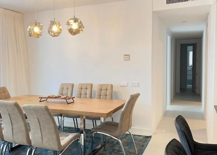 New Spacious 4 Bedrooms In 10 Min Walk To The אסטפונה
